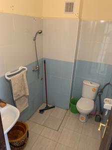 La salle de bains est pourvue de toilettes et d'un lavabo. dans l'établissement kafam, à Meknès