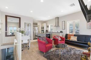 sala de estar con sofá y sillas y cocina en Contemporary 1BR Loft Downtown Branson - FREE TICKETS INCLUDED, en Branson