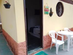 桑塔納杜里亞奇的住宿－Pousada Quintão，餐厅外的桌椅