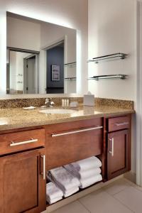 Residence Inn by Marriott Phoenix Gilbert tesisinde bir banyo