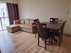 ein Wohnzimmer mit einem Tisch und einem Sofa in der Unterkunft Zegarra' s Home in Lima
