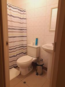 ein Bad mit einem WC und einem Waschbecken in der Unterkunft Zegarra' s Home in Lima