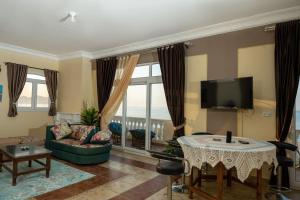 sunshine villa في سفاجا: غرفة معيشة مع أريكة وطاولة