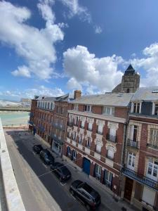 uma vista para uma rua com edifícios e carros em Beau duplex à deux pas du port em Le Tréport