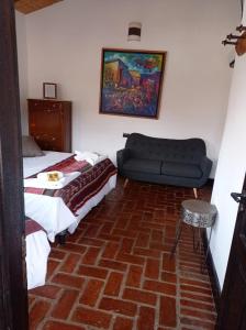 Tempat tidur dalam kamar di Hostería Aguas Coloradas