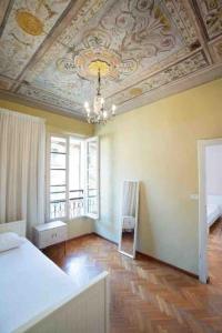 a room with a ceiling with a room with a bed at Palazzo del Giglio in Reggio Emilia