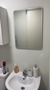 オソルノにあるRUCAMARのバスルーム(洗面台、鏡、トイレ付)