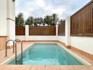 una piscina in un cortile con recinzione in legno di Holiday home in Motril with private pool a Motril