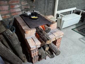 a brick oven with a pot on top of it at Pousada do centro Vino e Leta in Grão Pará