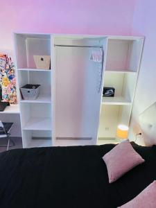 una nevera blanca en una habitación con estanterías en jolie maison individuelle 50 m2 ,design et climatisée, tout confort, wifi, terasse privée , 5 min plage et autoroute, stationnement gratuit en Marsella