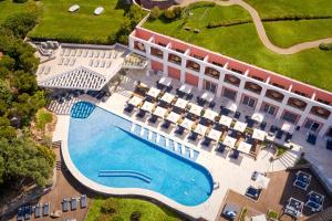  Elle offre une vue aérienne sur un hôtel doté d'une piscine. dans l'établissement Penha Longa Resort, à Sintra