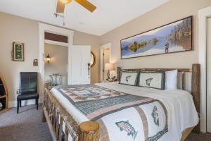 1 dormitorio con 1 cama grande y TV en Historic Branson Hotel - Fisherman's Cove Room with King Bed - Downtown - FREE TICKETS INCLUDED, en Branson