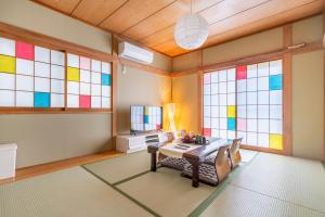 uma sala de estar com vitrais coloridos em BISK PARK TOKYO - 4LDK Spacious House - Easy Access to Asakusa, Skytree area & Airport em Tóquio