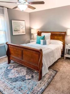 um quarto com uma cama e uma ventoinha de tecto em Beautiful 3-bedroom home next to Ft Bragg em Fayetteville