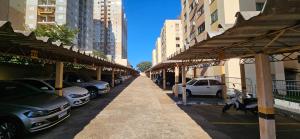 Conforto Urbano, Apartamento Acolhedor في مارينجا: صف من السيارات تقف في موقف للسيارات