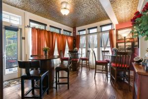 Historic Branson Hotel - Hide-A-Way Room with Queen Bed - Downtown - FREE TICKETS INCLUDED 레스토랑 또는 맛집