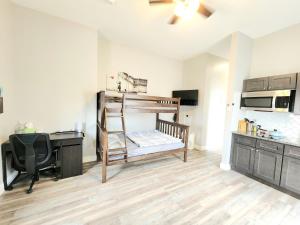 een kamer met een bureau en een stapelbed en een bureau gmaxwell gmaxwell bij Great Studio Apartment by Universities in Philadelphia