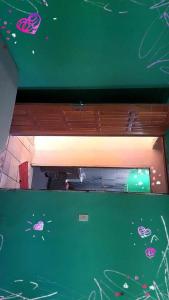 una pared verde con dibujos de planetas en ella en Pousda kurasi alter en Alter do Chao