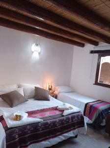 普爾馬馬卡的住宿－Hostería Aguas Coloradas，一间卧室,配有两张床
