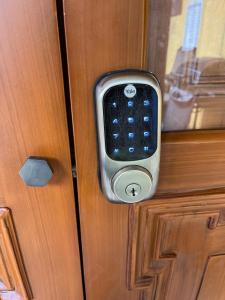 un cierre de un mando a distancia en una puerta en La Casa Azul del Ventorrillo: Hospedaje Historico en Bogotá