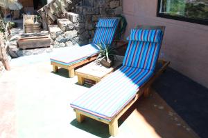 2 sillas azules y blancas sentadas en un patio en Mi casa de Valle en Valle de Bravo