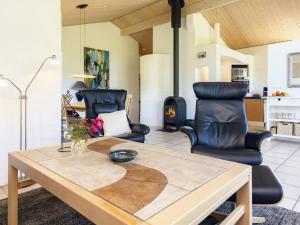 埃斯比約的住宿－Holiday home Esbjerg V X，客厅配有桌子和两把椅子