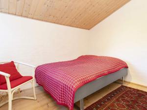 ein Schlafzimmer mit einem Bett und einem roten Stuhl in der Unterkunft Holiday home Esbjerg V X in Esbjerg