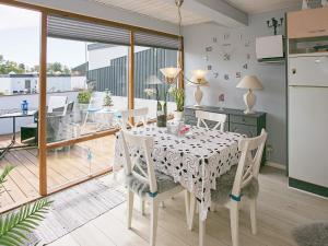 kuchnia i jadalnia ze stołem i krzesłami w obiekcie Holiday home Tranekær IX w mieście Tranekær