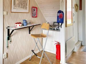 LekerydにあるHoliday home Lekeryd IIのカウンター、椅子、棚付きの部屋