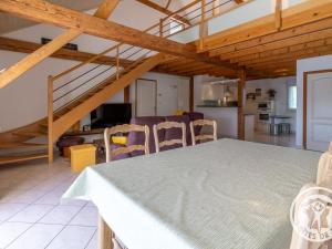Η κουζίνα ή μικρή κουζίνα στο Gîte familial proche Parc Oriental et Puy du Fou, jardin clos, commerces accessibles à pied - FR-1-622-66 +23 φωτογραφίες