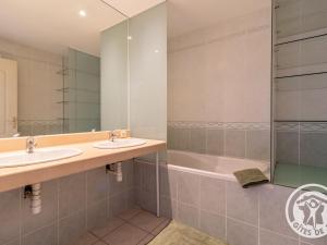 ein Bad mit 2 Waschbecken und einer Dusche in der Unterkunft Gîte Maulévrier, 4 pièces, 6 personnes - FR-1-622-66 in Maulévrier