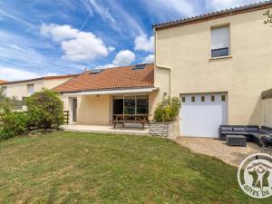 ein Haus mit einer Terrasse und einem Hof in der Unterkunft Gîte Maulévrier, 4 pièces, 6 personnes - FR-1-622-66 in Maulévrier