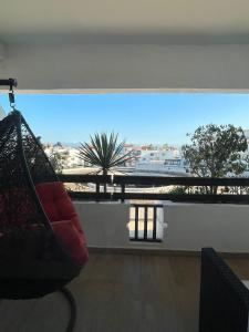 Habitación con hamaca y ventana grande con vistas. en Luxueux appartement à la Marina d’agadir en Agadir