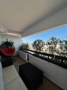 Luxueux appartement à la Marina d’agadir في أغادير: غرفة معيشة مع نافذة كبيرة وأريكة