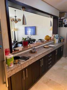 a kitchen with a counter and a counter top with a counter at Luxueux appartement à la Marina d’agadir in Agadir