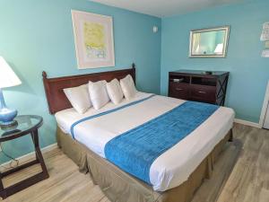 1 dormitorio con 1 cama grande y pared azul en Clarem Happy Days, en Wildwood