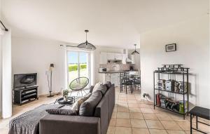 sala de estar con sofá y cocina en Stunning Home In Beauville With Kitchen, en Beauville