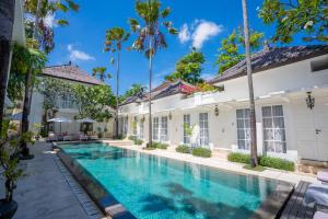 una imagen de una piscina en una villa en The Colony Hotel Bali, en Seminyak