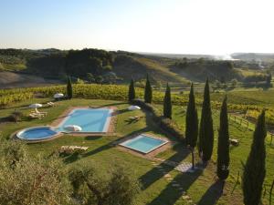 Vista de la piscina de Pleasant Holiday Home in Stabbia with Bubble Bath o alrededores