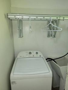 eine weiße Theke über einer Waschmaschine im Bad in der Unterkunft Acogedor apartamento in San Miguelito