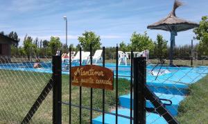 una valla con un cartel frente a una piscina en San José del Atuel Loadge, en San Rafael 24 fotos más