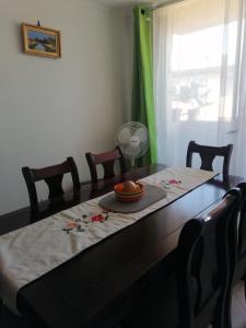 een eettafel met een bord erop bij Departamento Condominio Magisterio in Talca