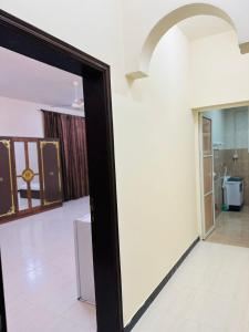 een kamer met een glazen deur bij البيت الأبيض للشقق المفروشة White House in Salalah