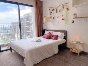 une chambre avec un lit et une grande fenêtre dans l'établissement Monday Homestay -R103 Vinhomes Ocean Park-Gia Lam-Ha Noi, à Gia Lâm Pho 51 autres photos