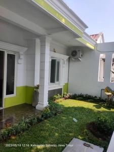 Casa blanca y verde con patio en Homestay Sidoarjo - Comfort en Gedangan
