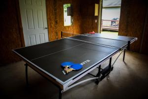 una mesa de ping pong con dos pelotas de ping pong. en 5 Star with Direct Access to Brimstone Recreation Game Room Comfortable Up to 4 Bedrooms Stylish, en Huntsville