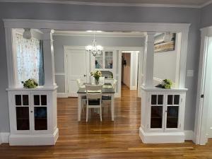 a dining room with a table and a dining roomiasm at Boston Luxury Condo Style Rooms in Boston
