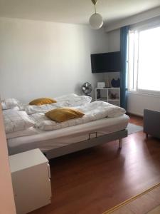 Two bedroom apartment with view to the sea Free parking tesisinde bir odada yatak veya yataklar