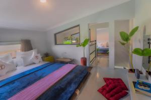 1 dormitorio con 1 cama grande en una habitación en Tzy-No Family Cottage, en Balong