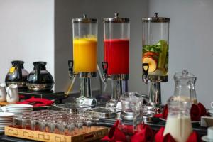 tres vasos llenos de diferentes bebidas de colores en una mesa en Hanoi Fiesta Grand Hotel and Spa, en Hanói